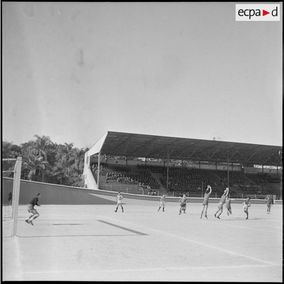 Finale de handball au stade municipal d'Alger opposant le 19e RG (régiment de génie) au 10e LGR (légion de la garde républicaine) à Alger.