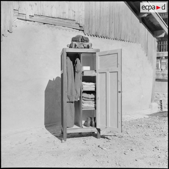 Vue d'une armoire d'une chambrée du 9e RZ (régiment de zouaves) à Alger.