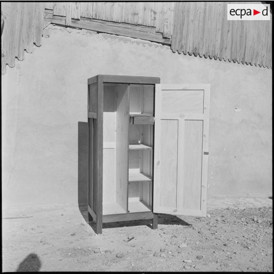 Vue d'une armoire d'une chambrée du 9e RZ (régiment de zouaves) à Alger.