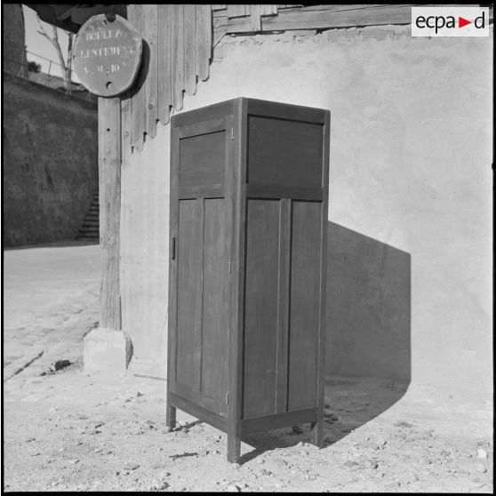 Vue d'une armoire d'une chambrée du 9e RZ (régiment de zouaves) à Alger.