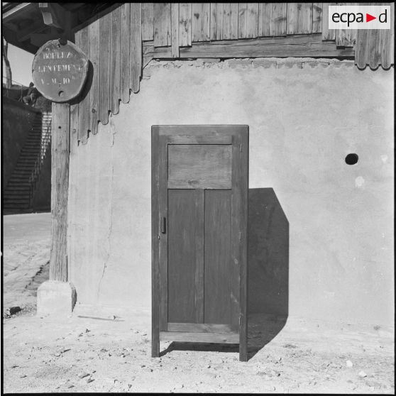 Vue d'une armoire d'une chambrée du 9e RZ (régiment de zouaves) à Alger.
