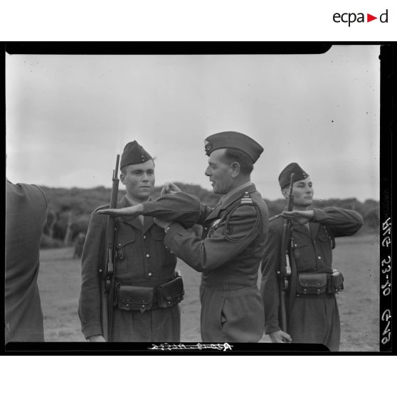 Remise de la fourragère par un commandant au nouveau contingent du 9e RZ (régiment de zouaves) au camp du Lido à Hussein Dey.