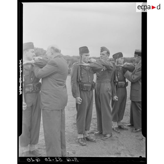 Remise de la fourragère par un commandant au nouveau contingent du 9e RZ (régiment de zouaves) au camp du Lido à Hussein Dey.
