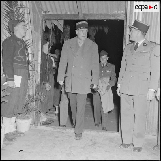 Réception organisée au camp du Lido à Hussein Dey à l'occasion de la remise de la fourragère au nouveau contingent du 9e RZ (régiment de zouaves).