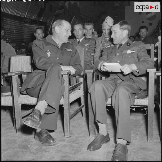 Réception organisée au camp du Lido à Hussein Dey à l'occasion de la remise de la fourragère au nouveau contingent du 9e RZ (régiment de zouaves).