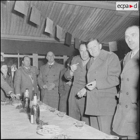 Réception organisée au camp du Lido à Hussein Dey à l'occasion de la remise de la fourragère au nouveau contingent du 9e RZ (régiment de zouaves).