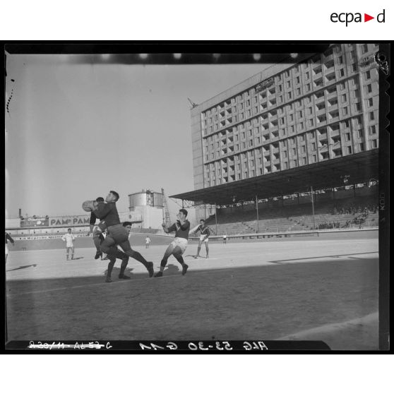 Finale du championnat de football militaire dans le stade municipal d’Alger.