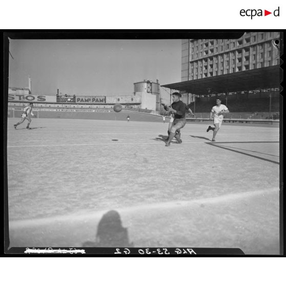 Finale du championnat de football militaire dans le stade municipal d’Alger.