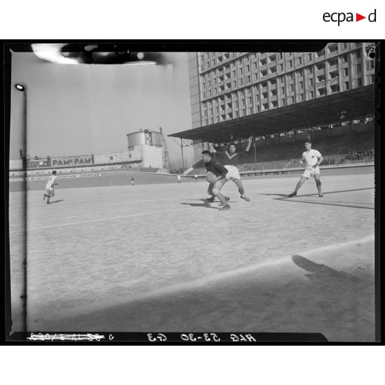 Finale du championnat de football militaire dans le stade municipal d’Alger.