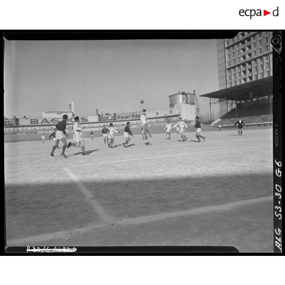 Finale du championnat de football militaire dans le stade municipal d’Alger.