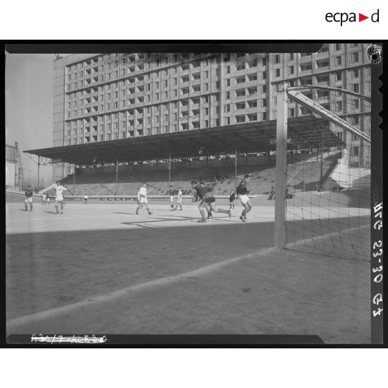 Finale du championnat de football militaire dans le stade municipal d’Alger.
