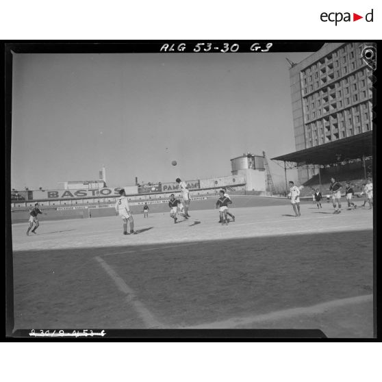Finale du championnat de football militaire dans le stade municipal d’Alger.