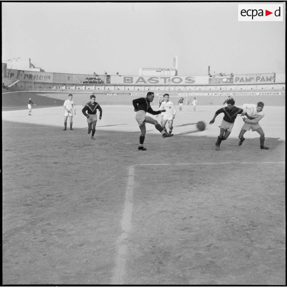 Finale du championnat de football militaire dans le stade municipal d’Alger.