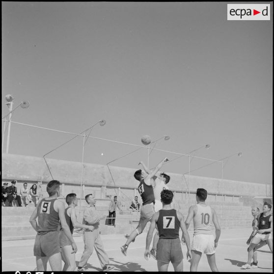 Finale interarmée de la 10e RM de basketball au stade Marcel Cerdan à Alger avec une équipe du Centre Siroco de Cap Matifou.