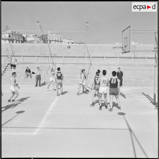 Finale interarmée de la 10e RM de basketball au stade Marcel Cerdan à Alger avec une équipe du Centre Siroco de Cap Matifou.