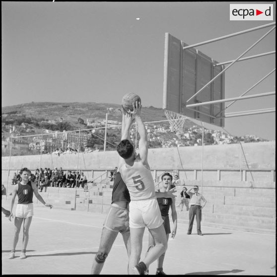 Finale interarmée de la 10e RM de basketball au stade Marcel Cerdan à Alger avec une équipe du Centre Siroco de Cap Matifou.