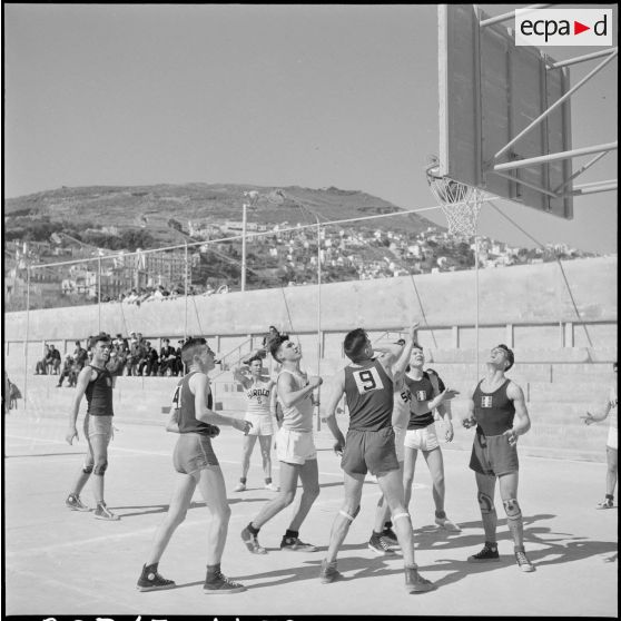 Finale interarmée de la 10e RM de basketball au stade Marcel Cerdan à Alger avec une équipe du Centre Siroco de Cap Matifou.