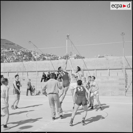 Finale interarmée de la 10e RM de basketball au stade Marcel Cerdan à Alger avec une équipe du Centre Siroco de Cap Matifou.
