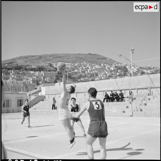 Finale interarmée de la 10e RM de basketball au stade Marcel Cerdan à Alger avec une équipe du Centre Siroco de Cap Matifou.