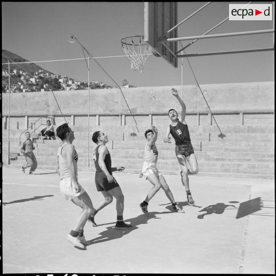 Finale interarmée de la 10e RM de basketball au stade Marcel Cerdan à Alger avec une équipe du Centre Siroco de Cap Matifou.