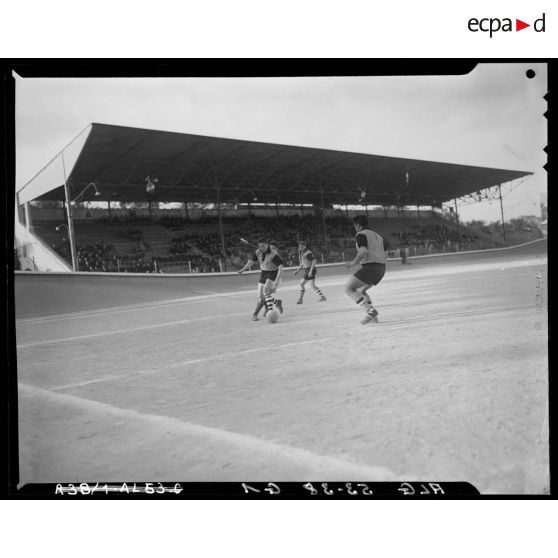 Match pour la finale interarmées de football entre la BA 142 et le 9e RCA (régiment de chasseurs d'Afrique) à Alger.