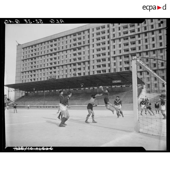 Match pour la finale interarmées de football entre la BA 142 et le 9e RCA (régiment de chasseurs d'Afrique) à Alger.
