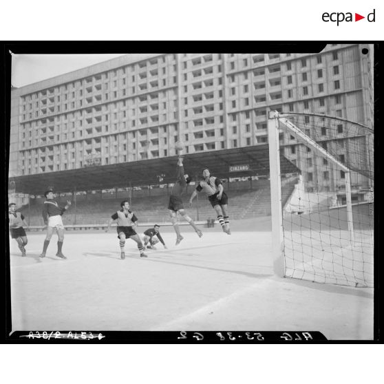 Match pour la finale interarmées de football entre la BA 142 et le 9e RCA (régiment de chasseurs d'Afrique) à Alger.