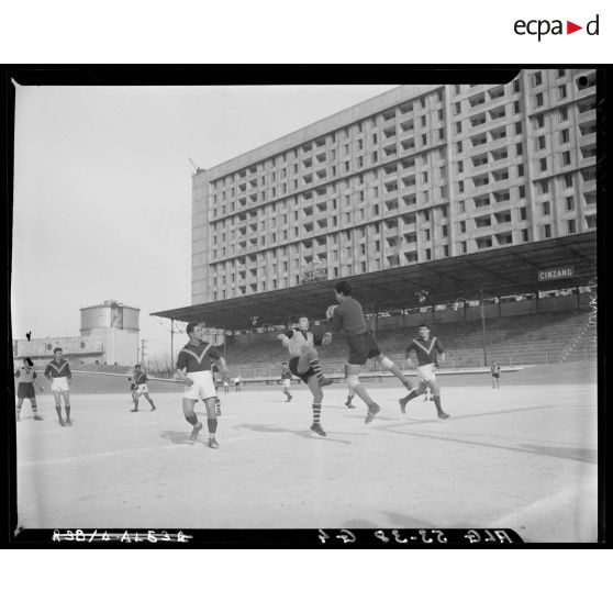 Match pour la finale interarmées de football entre la BA 142 et le 9e RCA (régiment de chasseurs d'Afrique) à Alger.