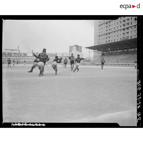 Match pour la finale interarmées de football entre la BA 142 et le 9e RCA (régiment de chasseurs d'Afrique) à Alger.