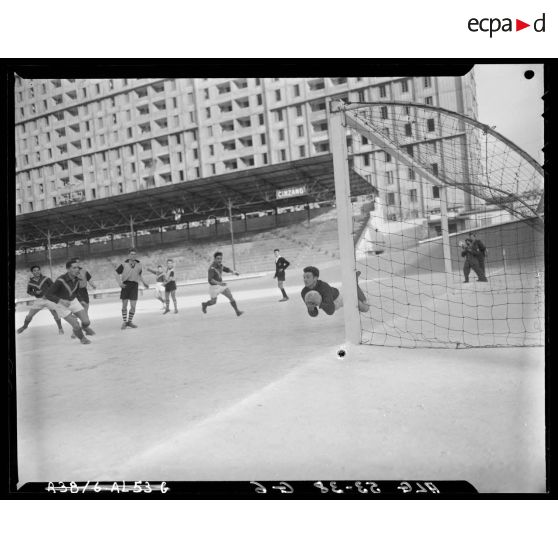 Match pour la finale interarmées de football entre la BA 142 et le 9e RCA (régiment de chasseurs d'Afrique) à Alger.