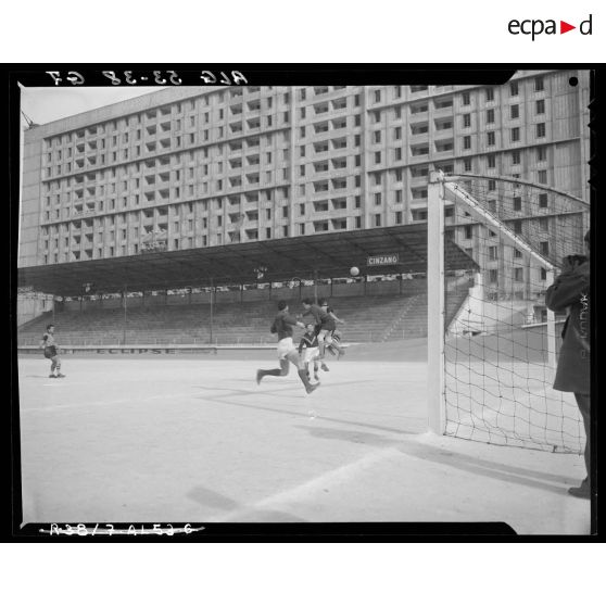 Match pour la finale interarmées de football entre la BA 142 et le 9e RCA (régiment de chasseurs d'Afrique) à Alger.