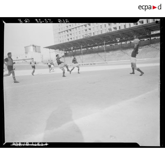 Match pour la finale interarmées de football entre la BA 142 et le 9e RCA (régiment de chasseurs d'Afrique) à Alger.