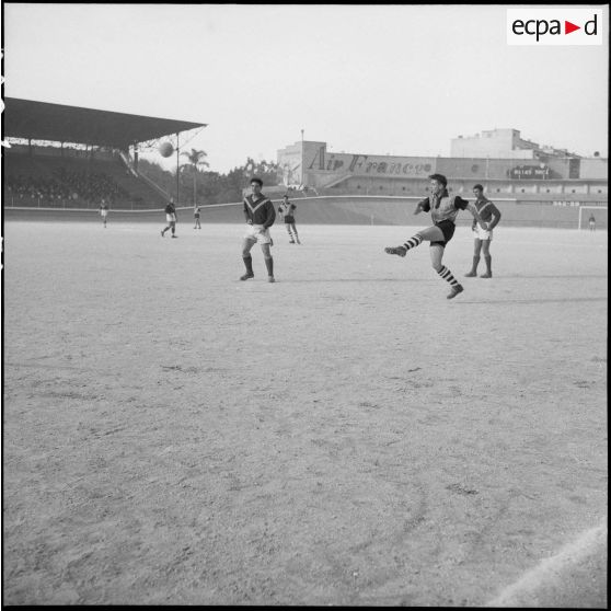 Match pour la finale interarmées de football entre la BA 142 et le 9e RCA (régiment de chasseurs d'Afrique) à Alger.