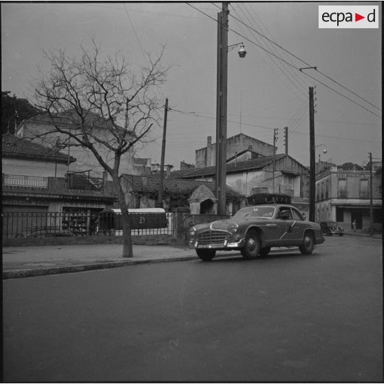 Automobile Delahaye-335 avant le départ de la colonne Voirol pour le 2e rallye Alger-Le Cap.