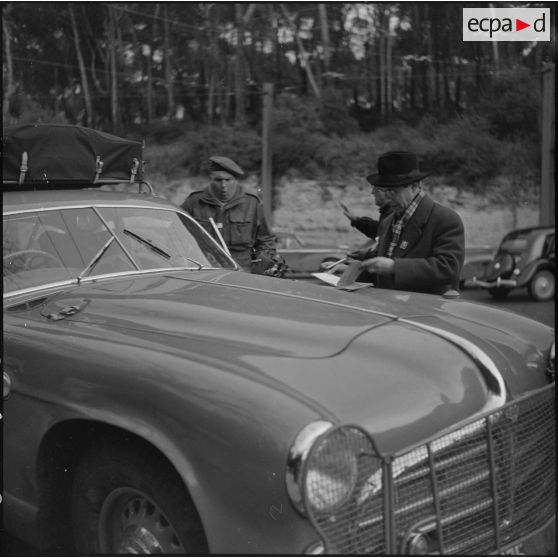 Automobile Delahaye-335 avant le départ de la colonne Voirol pour le 2e rallye Alger-Le Cap.