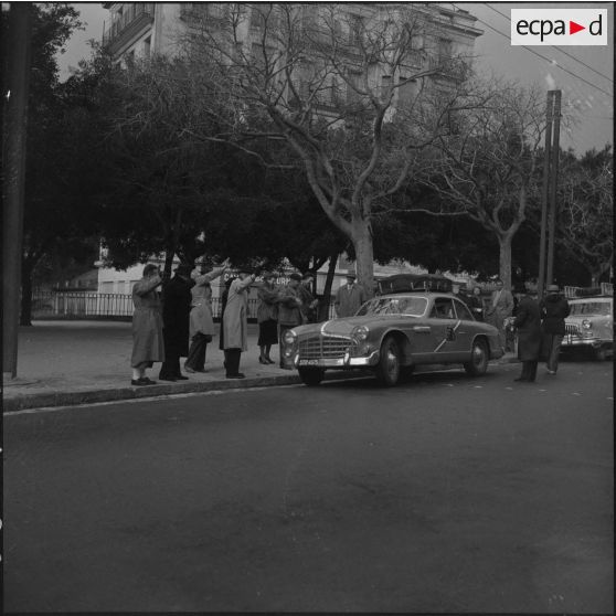 Automobile Delahaye-335 avant le départ de la colonne Voirol pour le 2e rallye Alger-Le Cap.