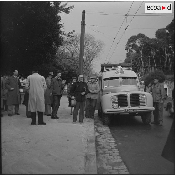 Automobile Delahaye-335 avant le départ de la colonne Voirol pour le 2e rallye Alger-Le Cap.