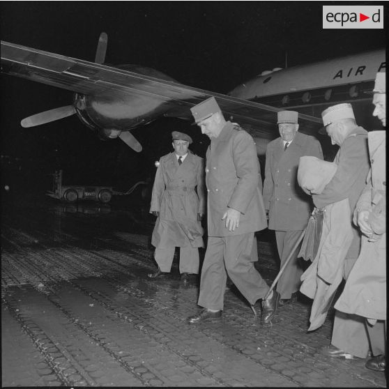 Arrivée du général d'armée Carpentier, Inspecteur Général de l'Infanterie, à l'aéroport pour une visite à Alger.