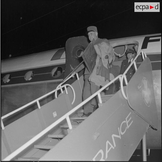 Arrivée du général d'armée Carpentier, Inspecteur Général de l'Infanterie, à l'aéroport pour une visite à Alger.