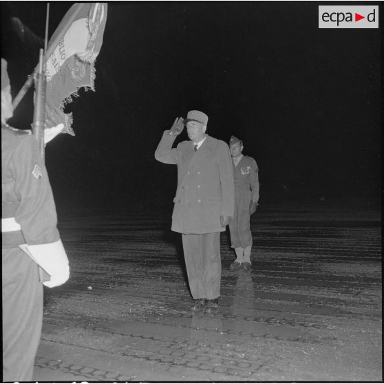 Prise d'armes lors de l'arrivée du général d'armée Carpentier, Inspecteur Général de l'Infanterie, à l'aéroport pour une visite à Alger.