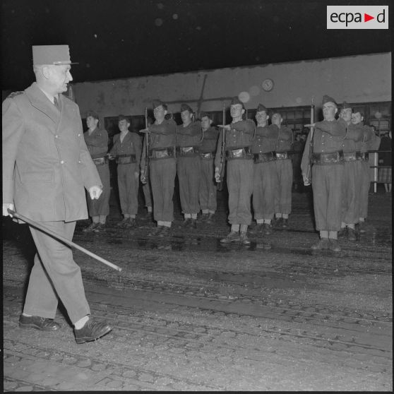 Prise d'armes lors de l'arrivée du général d'armée Carpentier, Inspecteur Général de l'Infanterie, à l'aéroport pour une visite à Alger.