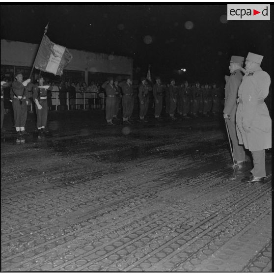 Prise d'armes lors de l'arrivée du général d'armée Carpentier, Inspecteur Général de l'Infanterie, à l'aéroport pour une visite à Alger.