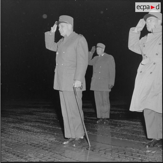Prise d'armes lors de l'arrivée du général d'armée Carpentier, Inspecteur Général de l'Infanterie, à l'aéroport pour une visite à Alger.