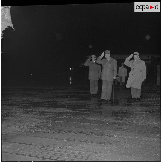 Prise d'armes lors de l'arrivée du général d'armée Carpentier, Inspecteur Général de l'Infanterie, à l'aéroport pour une visite à Alger.