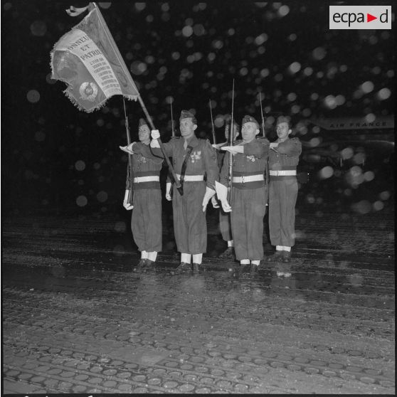 Drapeau du 9e RZ lors de l'arrivée du général d'armée Carpentier, Inspecteur Général de l'Infanterie, à l'aéroport pour une visite à Alger.