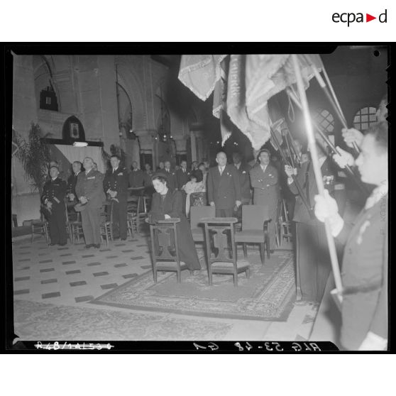 La Maréchale Simone de Lattre de Tassigny priant dans l'église de Maison-Carrée lors de l'inauguration du boulevard au nom de son mari.