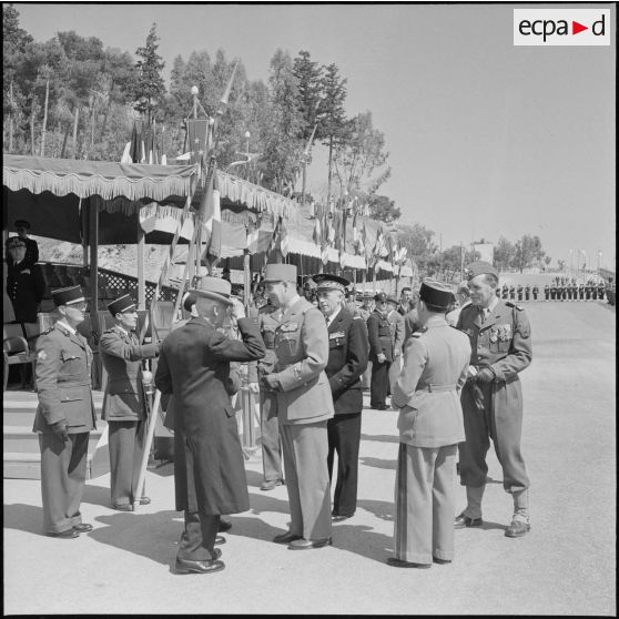 Autorités militaires lors de l'inauguration du boulevard Maréchal de Lattre de Tassigny par la Maréchale Simone de Lattre de Tassigny à Maison-Carrée.