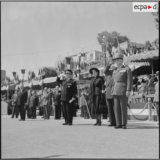 Le gouverneur général Léonard, la  Maréchale Simone de Lattre de Tassigny et le général Cailles lors de l'inauguration d'un boulevard à Maison-Carrée.