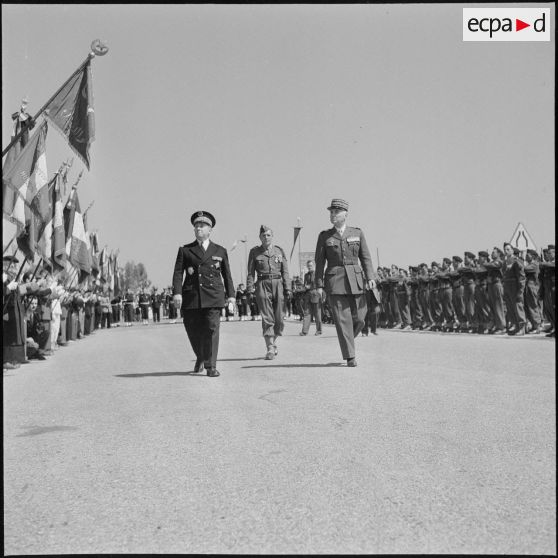 Revue des troupes par le gouverneur général de l'Algérie Léonard et le général Cailles pour l'inauguration du boulevard Maréchal de Lattre de Tassigny à Maison-Carrée.