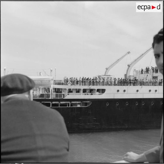 Embarquement à bord du paquebot Ville d'Alger pour l'équipe militaire du 2e rallye Alger-Le Cap pour leur retour en métropole.